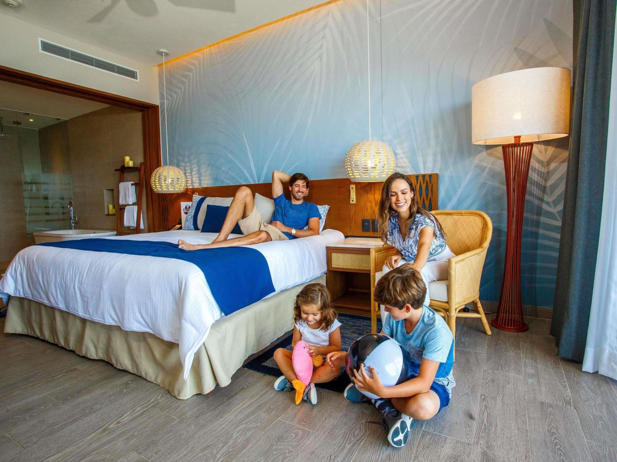 One-Bedroom Suite with King Bed and Ocean View - Executive Lounge Access